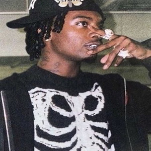 美女漏奶漏逼让男生舔
